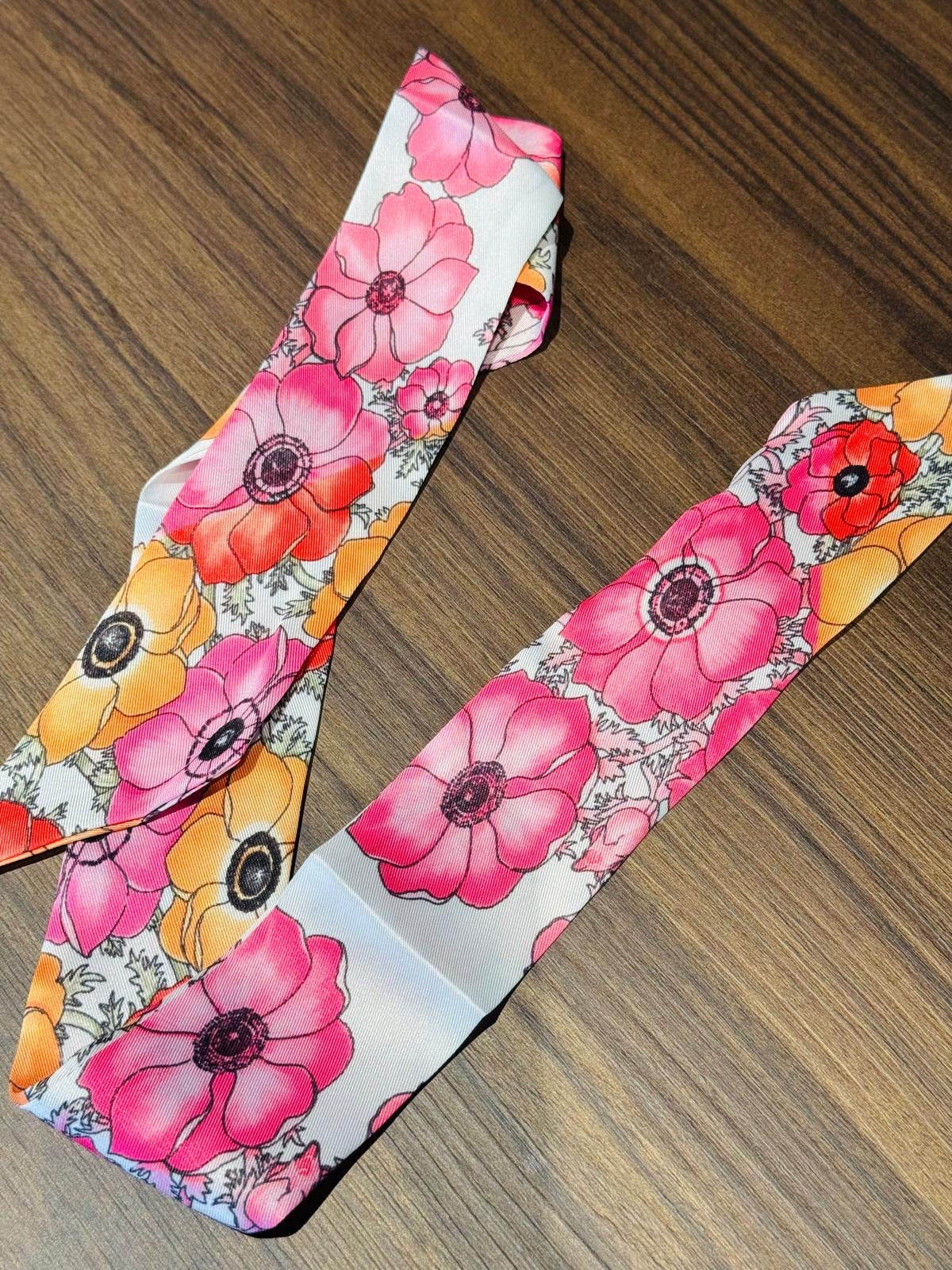 Borsa nera dipinta a mano fiori rossi con twilly